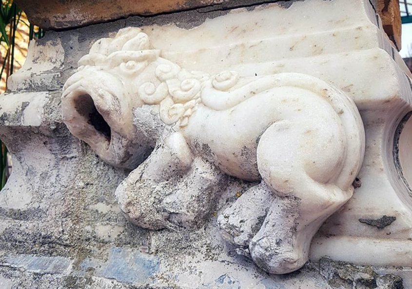 Μαρμάρινο Λιοντάρι στον Ξενώνα Περλέα