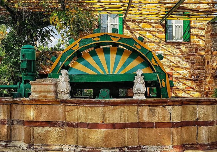 Το πηγάδι στην είσοδο του Ξενώνα Περλέας